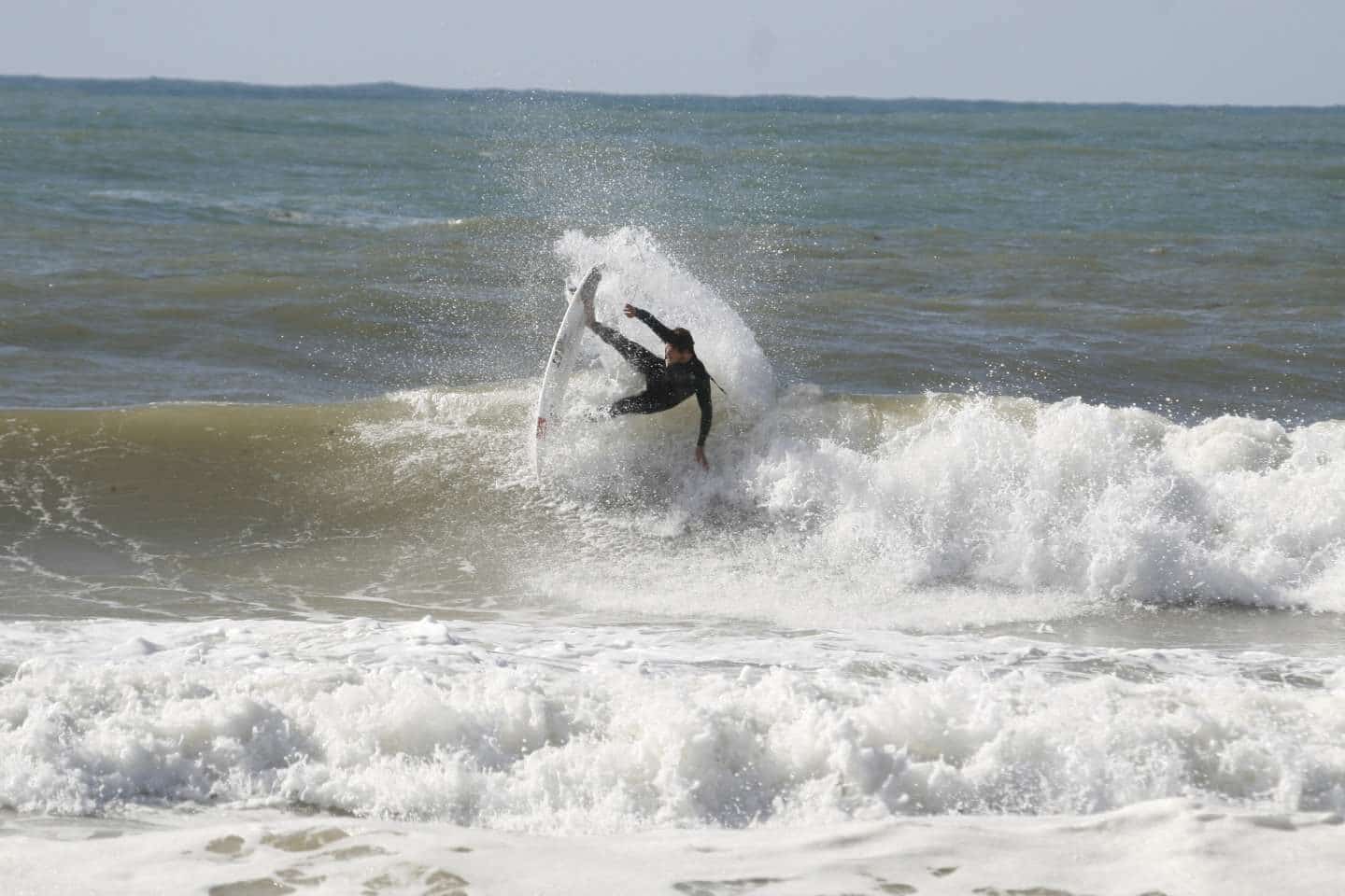 surfer enjoying the waves in peniche